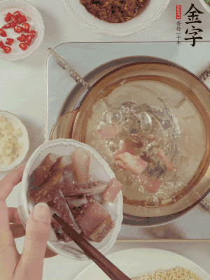 魷魚(yú)熱水下鍋，焯水備用。