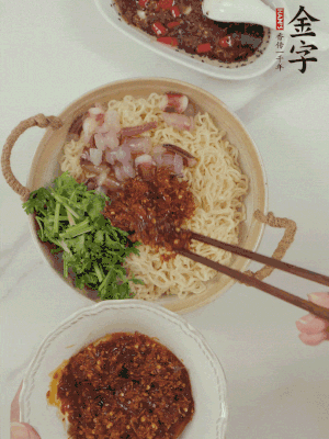 在面上鋪魷魚(yú)、香菜、金字火腿大師醬。