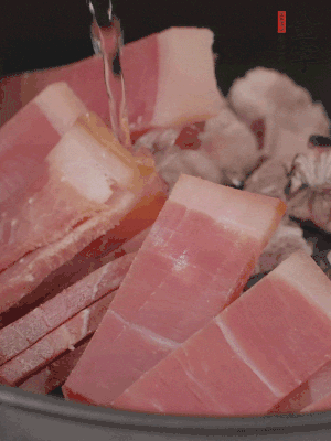 排骨、黃鱔段、金字火腿片放入砂鍋中，加沒(méi)過(guò)食材的水。