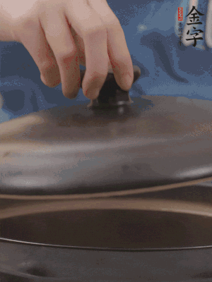 大火煮開(kāi)后轉(zhuǎn)小火，燉煮20分鐘左右。