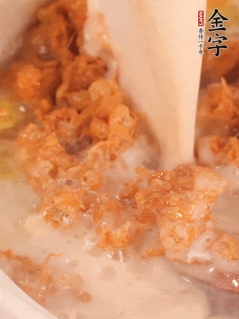 加入蛋酥再煨煮2分鐘，加入豆?jié){。