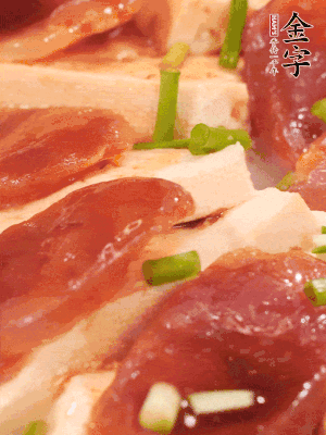 調(diào)一個醬汁：2勺生抽、1勺蠔油、半勺白糖、1勺淀粉、半碗清水調(diào)成料汁燒開