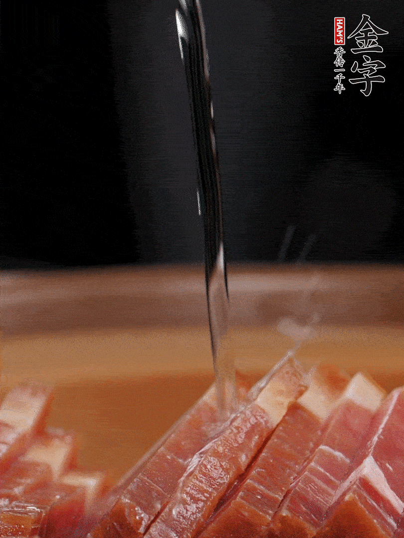 金字火腿切片，放入溫水中泡10分鐘，金字土香腸斜切成片。千張切成細(xì)條。