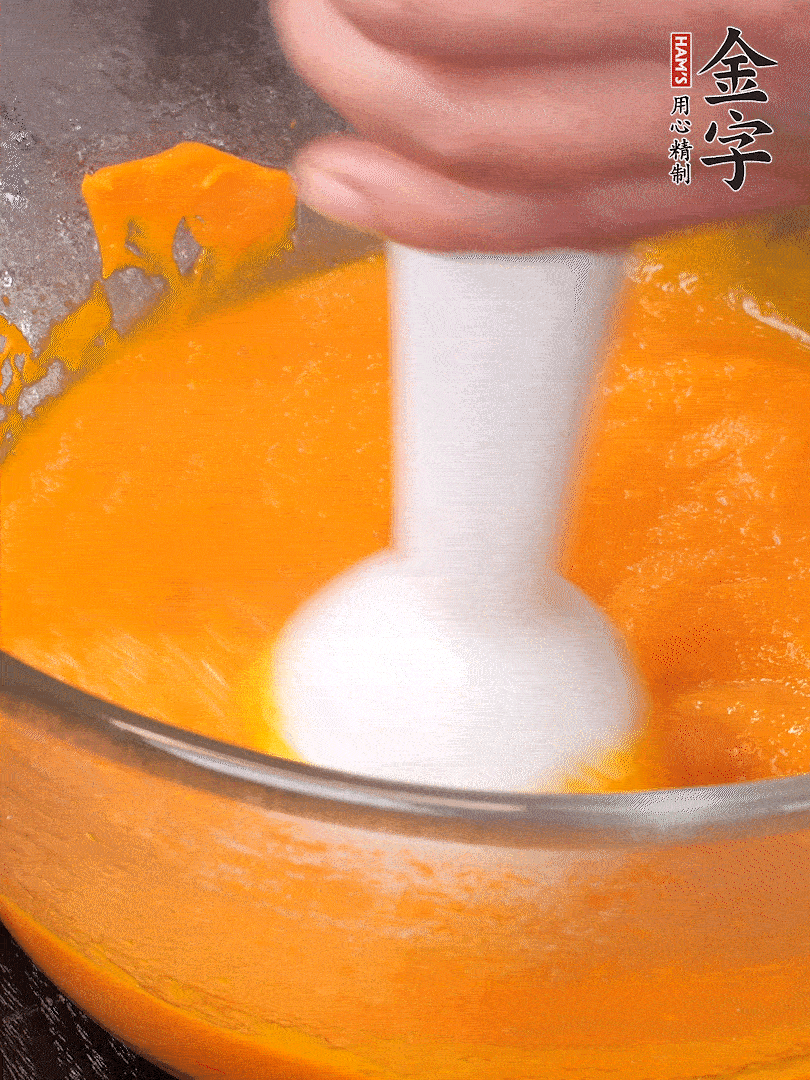 300g南瓜，去皮去瓤切滾刀塊，大火蒸8分鐘，料理機打成泥，篩網(wǎng)過篩成泥