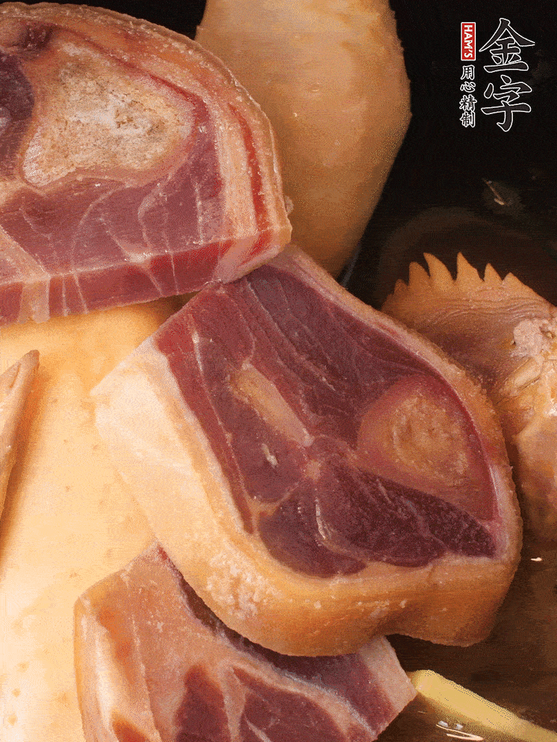 火踵、老母雞加蔥、姜、料酒、清水，大火燒開后轉(zhuǎn)小火，燉1小時