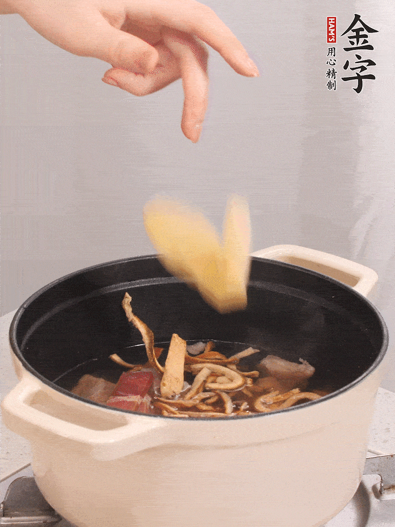 加入青、紅蘿卜再煲20小時(shí)。