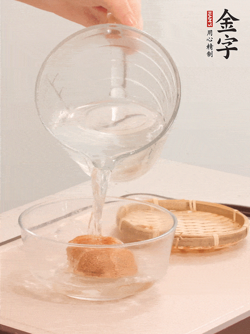 猴頭菇至少泡發(fā)半小時，將浸泡后的黃水擠干；