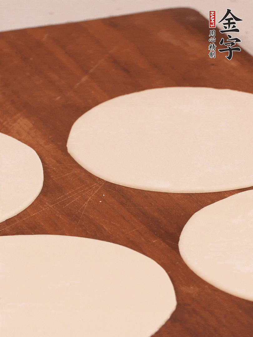 餃子皮均勻抹油，10張疊在一起，搟面杖搟開(kāi)