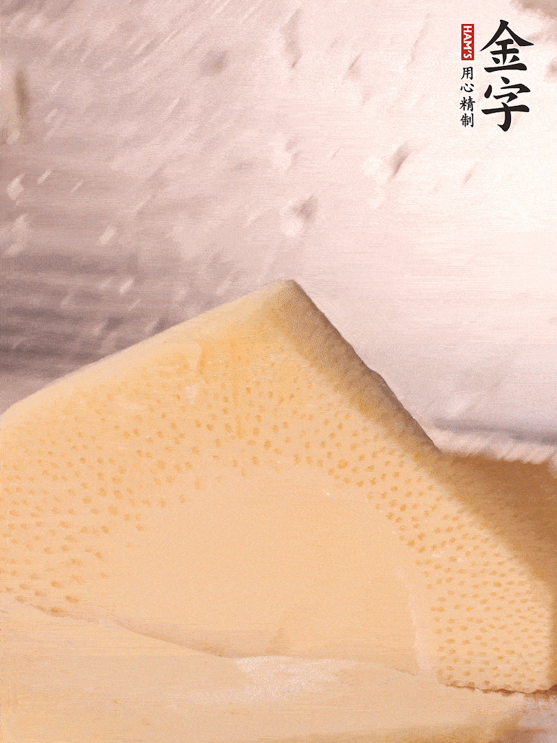 冬筍處理干凈，切滾刀塊，開(kāi)水焯燙去除澀味