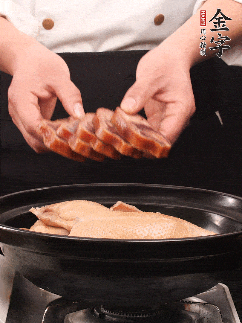 老鴨、金字火腿蹄片、筍干、姜片、蔥結(jié)，清水沒過鴨身2cm，加黃酒小半碗