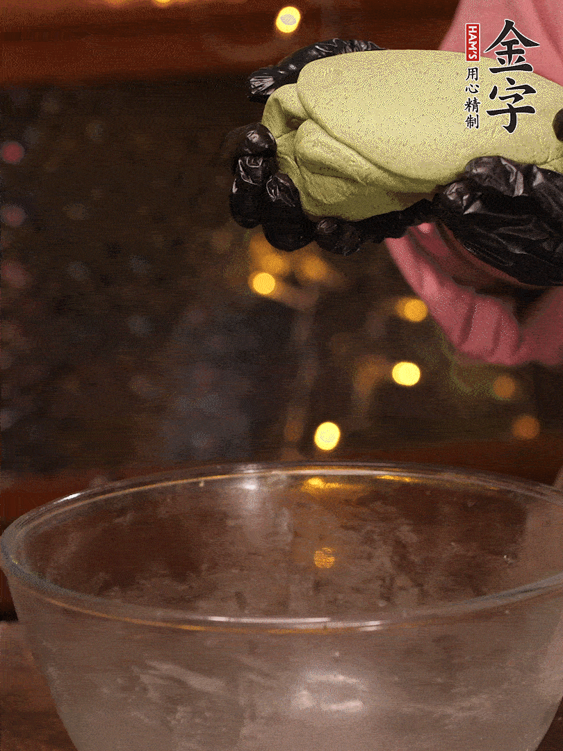 清明粿粉，分次加艾草泥，加點(diǎn)油揉2分鐘，揉到面團(tuán)光滑，醒發(fā)一下