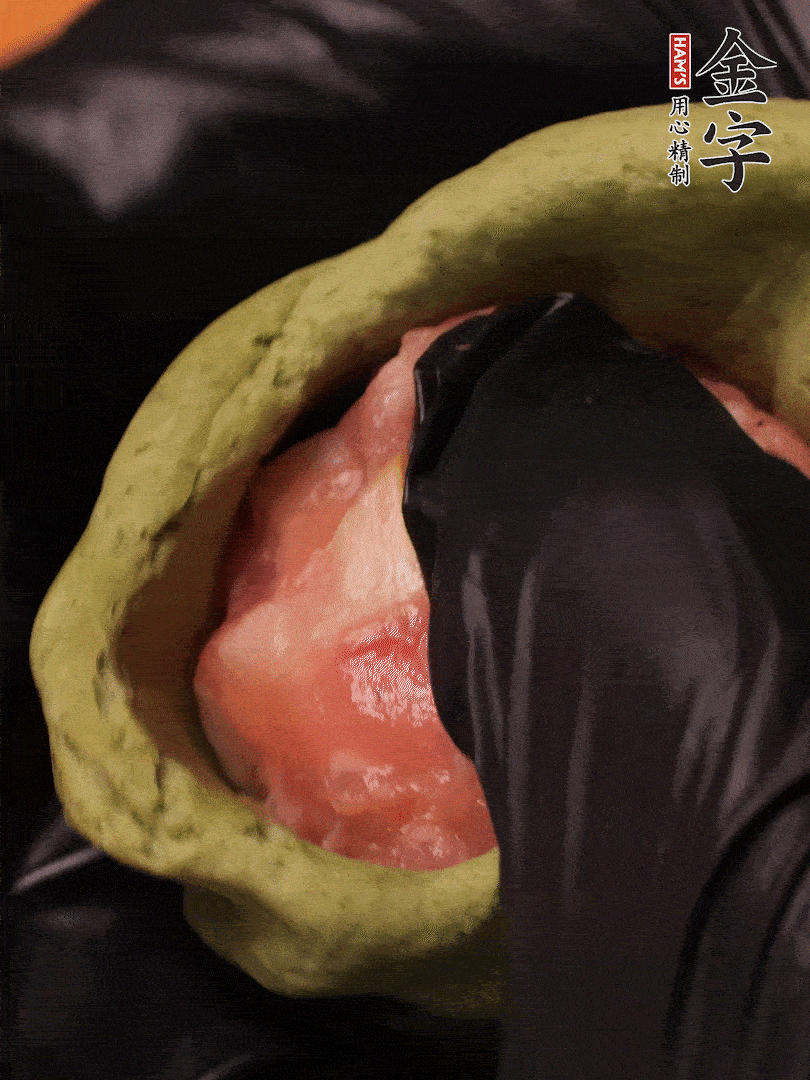 切成小劑子，中間壓個(gè)坑，做成碗狀，虎口慢慢收口