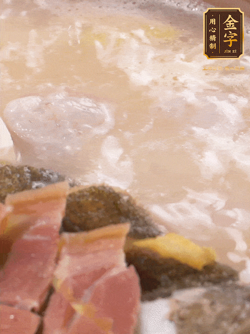 大火煮至沸騰后，轉至砂鍋中，繼續(xù)燉煮。這個時候可以放入一些自己喜歡吃的配菜比如蝦滑、內酯豆腐來添味