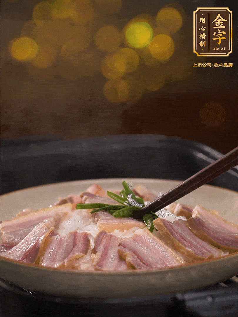 二十分鐘后關(guān)火，去除頂部的蔥段，最后撒上少許的蔥末，就完成了