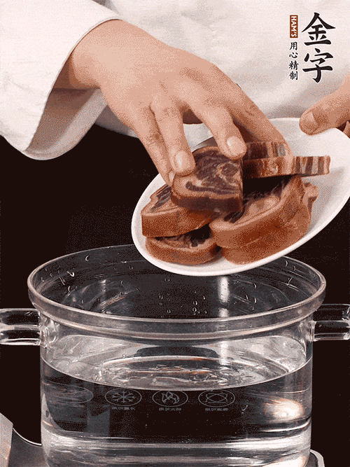 準備食材。做金銀蹄有2個關(guān)鍵點：食材上火腿當然得選足年發(fā)酵的金字火腿，新鮮豬爪最好選前腳、大小適宜的。