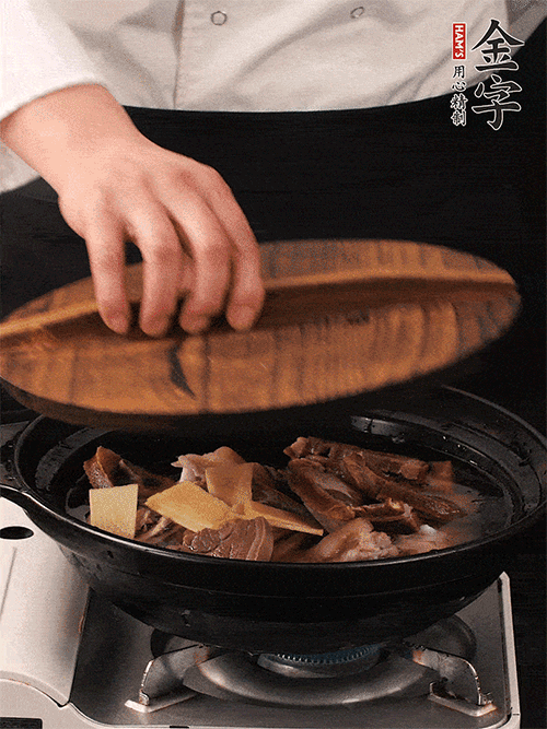 大火煮到沸騰后，轉(zhuǎn)中小火慢燉1個半小時。