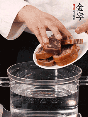 一包200g的金字火腿蹄片恰好搭配一個新鮮豬爪（豬腳）。都先加蔥姜、料酒焯水一遍，把血水清除后燉出來才能更清澈不油膩。