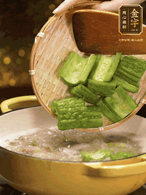 倒入熱水，和泡開(kāi)的綠豆（連水）和火腿片，大火燒開(kāi)燉一個(gè)小時(shí)