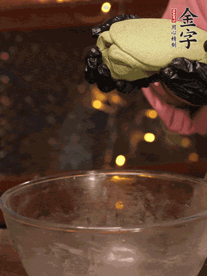 水里放點(diǎn)鹽，燒開(kāi)后放艾草，一勺小蘇打，撈出浸入涼水，打成艾草泥