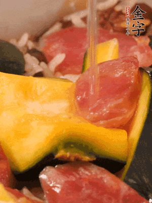 倒入溫開水，水量高出米面一個指節(jié)。