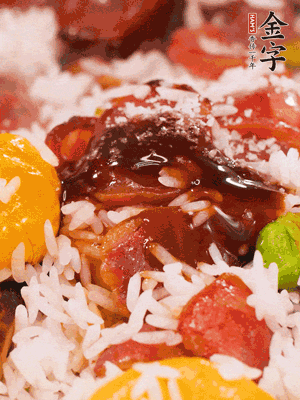 調(diào)醬汁，把蠔油：生抽：老抽：香油按1:2:1:0.5的比例。