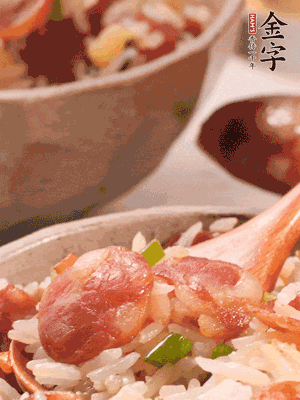 開(kāi)蓋后，沿鍋邊淋2大勺花生油，大火烤出鍋巴。輕輕翻拌一下，撒點(diǎn)蔥花。