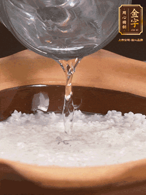 砂鍋底部刷一層油，加入大米和開水，水高1cm,大火燒開后轉(zhuǎn)中火煲5分鐘，到水微收干