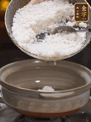 鍋底刷油，倒入米飯，水沒過即可，中小火燜10分鐘，戳幾個(gè)洞