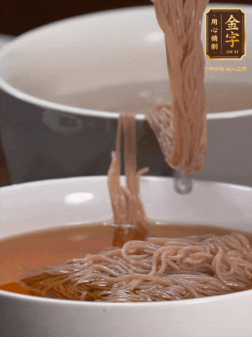 蘋果醋，一點(diǎn)鹽、糖、醬油，兌入涼白開水調(diào)成簡易冷面湯，放水箱冷藏