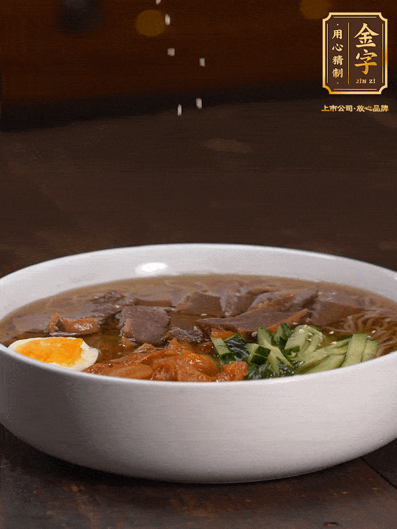 放入冰涼的冷面湯碼上黃瓜絲、泡菜、牛肉、雞蛋，撒點(diǎn)白芝麻