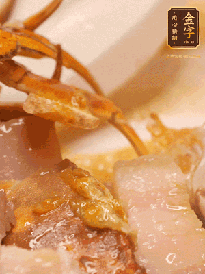 顏色變紅時，放蔥結(jié)、姜片煸香，再放咸肉、茭白、毛豆翻炒