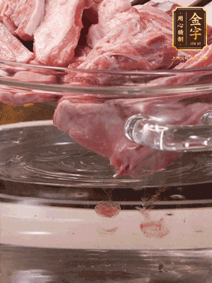 羊排清水洗凈，冷水浸泡30分鐘-2個(gè)小時(shí)，去除血沫。冷水下鍋，小火加熱析出血水后洗凈備用