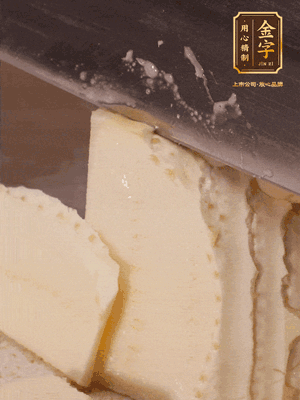 冬筍去殼切片，水開(kāi)后煮2分鐘焯水
