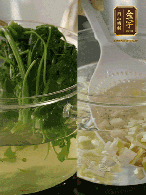春筍切丁焯水；薺菜加鹽焯水，過涼水后切成細(xì)末