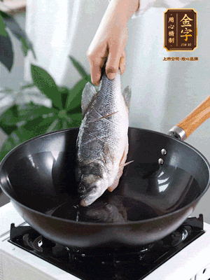 熱油，加1大勺豬油、姜片，再下鱸魚，煎至定型后翻面。（加點(diǎn)豬油，燉出的魚湯更容易變?yōu)榍逅哪贪咨＃?>
					</div>
					<span>步驟 3/6</span>
					<p>熱油，加1大勺豬油、姜片，再下鱸魚，煎至定型后翻面。（加點(diǎn)豬油，燉出的魚湯更容易變?yōu)榍逅哪贪咨＃?/p>
				</li><li>
					<div   id=