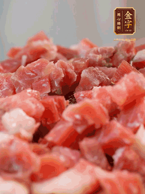 做月餅餡 火腿切成小丁，溫水浸泡5分鐘，上鍋蒸熟15-20分鐘，再將火腿丁、白砂糖、蜂蜜攪拌腌漬2小時(shí)
