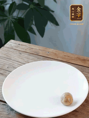 做水油皮、油酥 將油皮材料放入料盆中，加100ml水?dāng)嚢璩裳┗ㄆ瑺睢Ｔ诎赴迳戏磸?fù)揉搓成有一定筋度的光潔面團(tuán)，搓成14個(gè)團(tuán)子。
