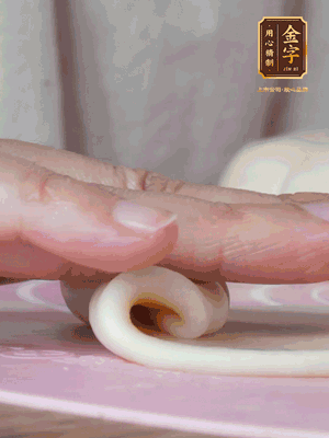 做面劑 油皮按扁，中間包入一個(gè)油酥，邊緣收緊捏死。包好的面劑按扁，用搟面杖搟壓成橢圓形。從底部向上卷成筒狀，用保鮮膜蓋好松弛15分鐘，再把筒狀縱向搟壓成長條狀。再卷一次，松弛20分鐘