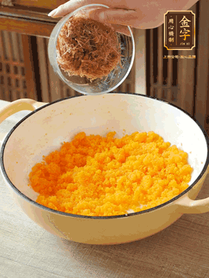 加火腿絲拌均，分成37g一個(gè)餡料，冷凍30分鐘