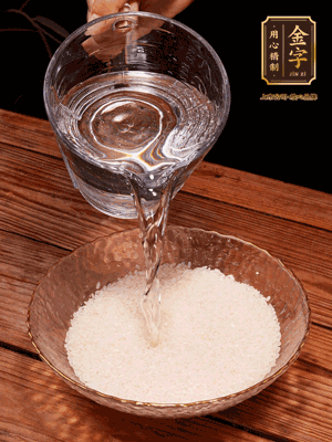 大米提前浸泡30分鐘。干香菇泡發(fā)切成條；蝦米提前浸泡2小時