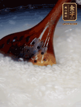 大米淘洗干凈，水開(kāi)放入大米，煮3分鐘，煮到用手可以掐斷大米，撈出瀝干備用