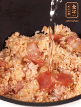 一起放入電飯鍋，加入剛好沒(méi)過(guò)食材的水。