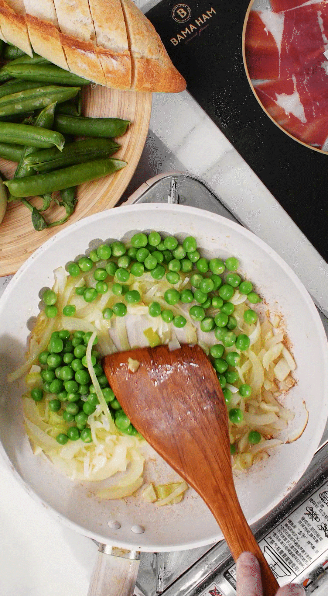 鍋中放入黃油融化，加入洋蔥絲、大蔥蔥白絲、蒜末翻炒變軟出香味。加入剛剛汆燙冰鎮(zhèn)后的豌豆，取出一點點待會擺盤裝飾用。加一點鹽 (和黑胡椒) 調味。