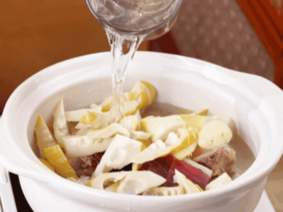 砂鍋中依次放入姜片、雞肉、春筍、火腿，加入足量的水，大火燒開后，轉(zhuǎn)小火燉40分鐘