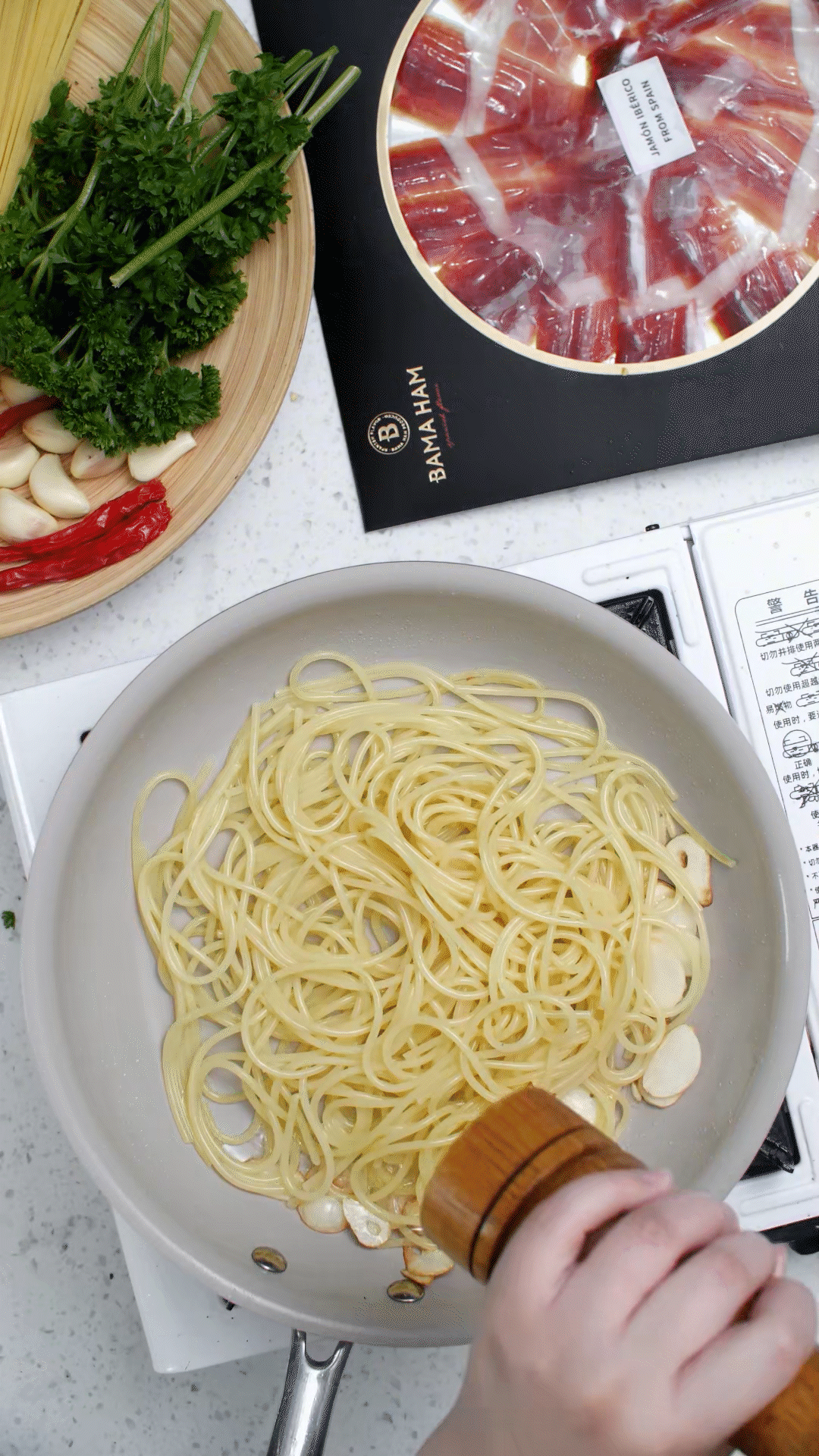 起鍋燒水，水開加入1勺橄欖油和1勺鹽，煮開后放入意面，水再次煮開后轉(zhuǎn)中小火，5號面約8-10分鐘
