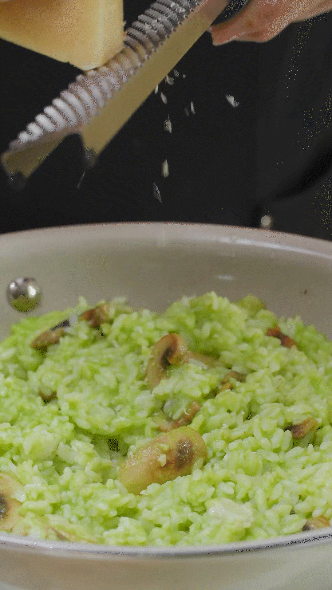 倒入豌豆泥、干酪、一塊黃油和黑胡椒海鹽調(diào)味
