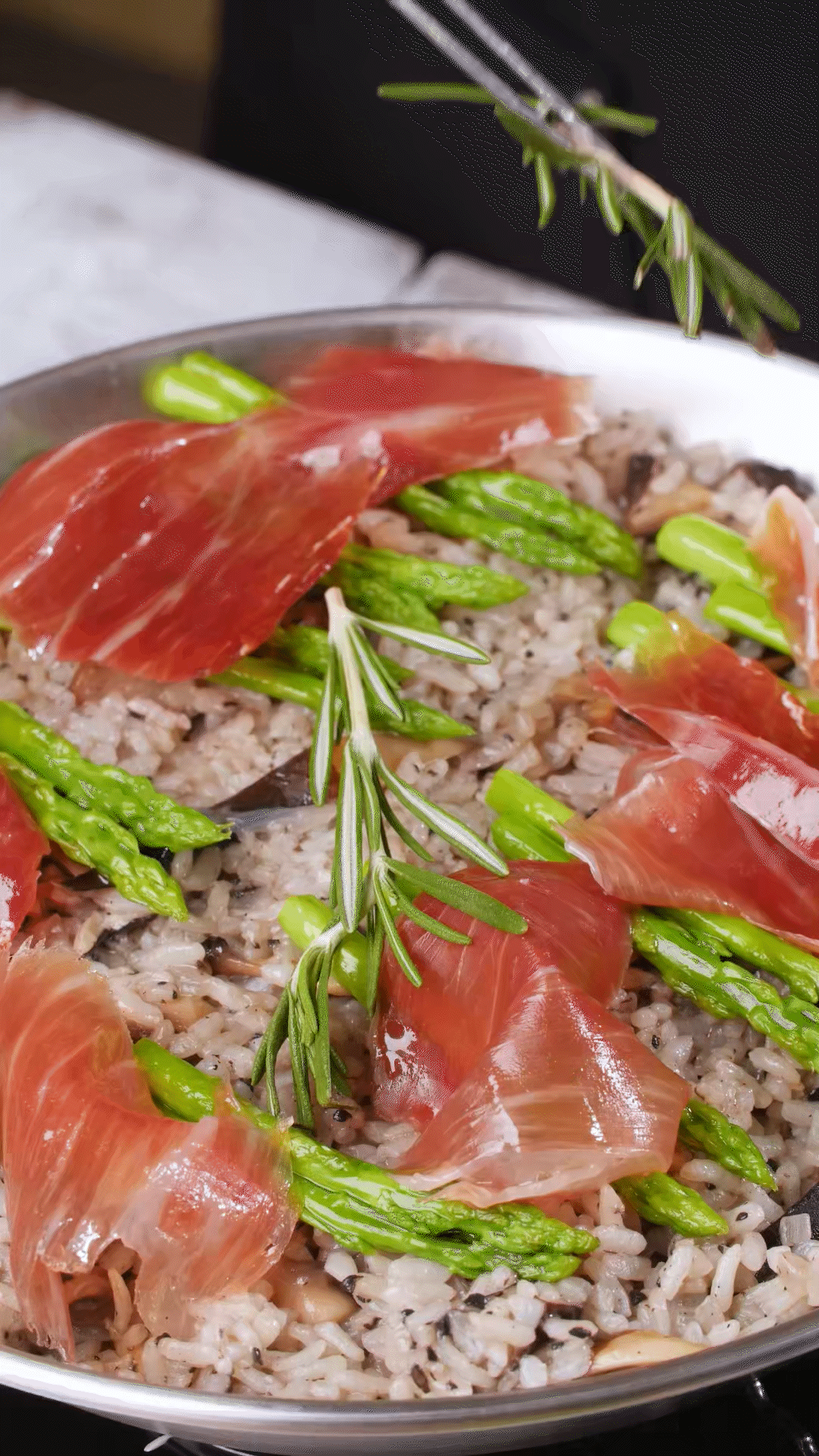 放上巴瑪火腿和蘆筍、點(diǎn)綴迷迭香、三色堇