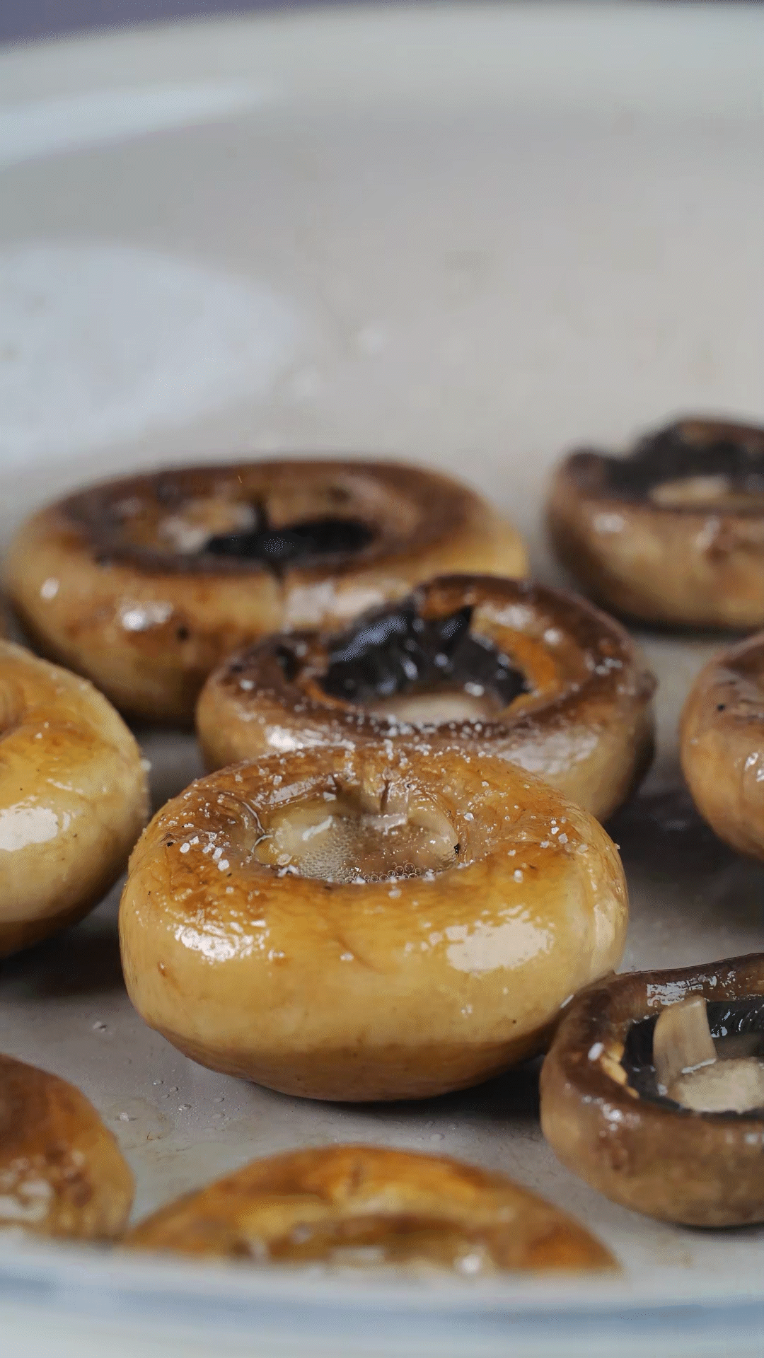 鍋內(nèi)放橄欖油，將口蘑煎至兩面微微焦黃，用黑胡椒海鹽調(diào)味