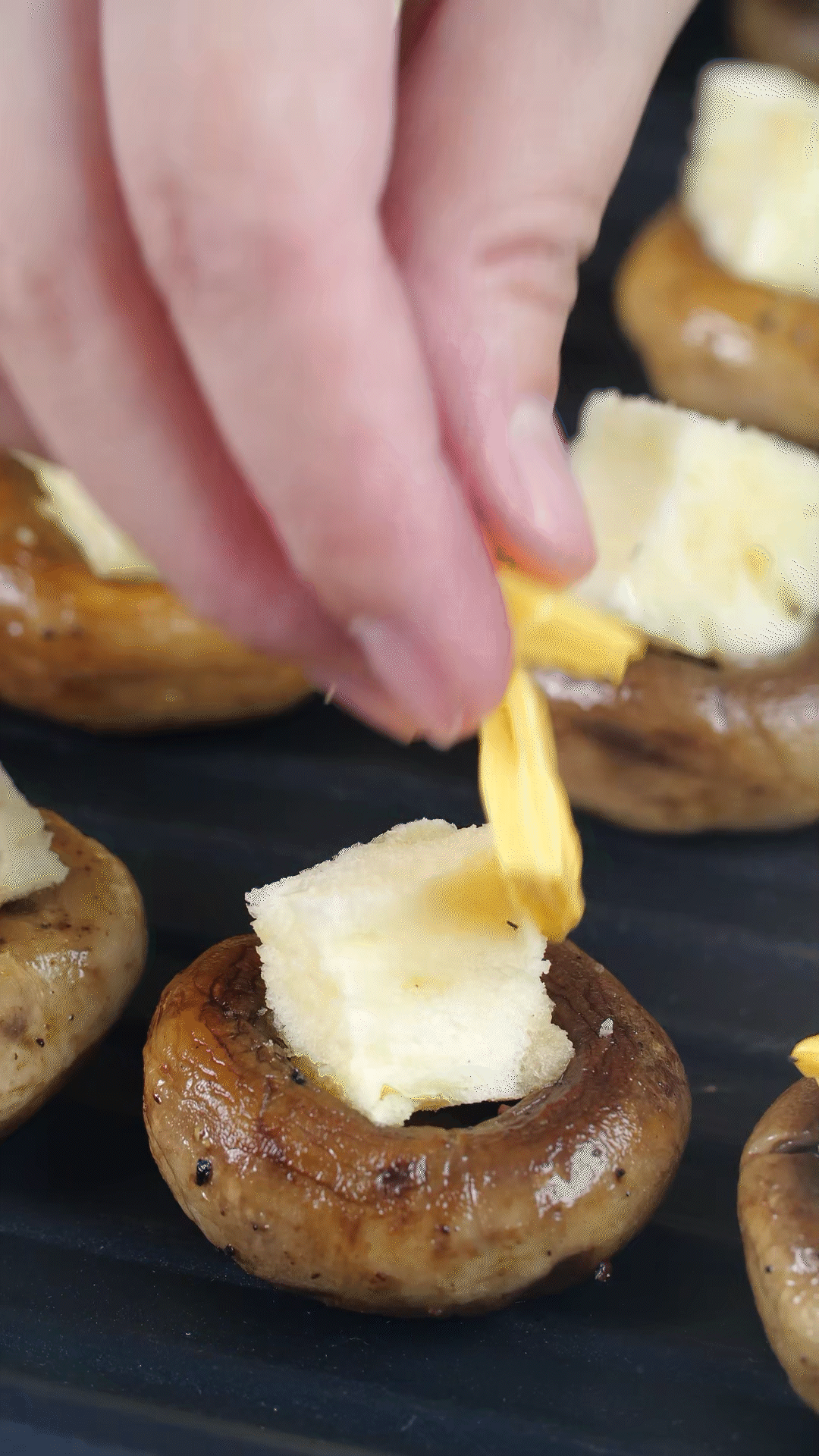 面包切小粒，放入口蘑凹處，蓋上芝士，烤箱180度烤10分鐘