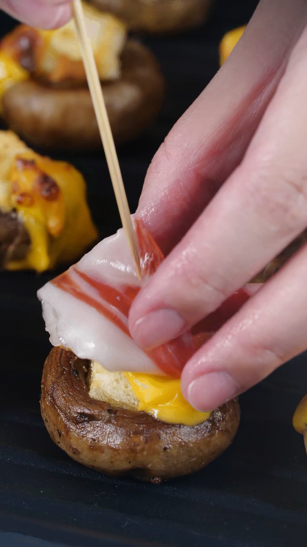 將火腿卷一卷，放在最頂部，插上竹簽